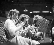 880346 Afbeelding drie blokfluitisten tijdens een concert van een jeugdorkest in het Muziekcentrum Vredenburg te ...